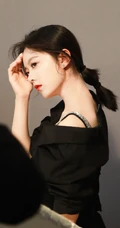赵今麦拍摄写真现场摆弄各种气质POSS，全黑长裙，妆容精致