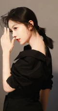 赵今麦拍摄写真现场摆弄各种气质POSS，全黑长裙，妆容精致