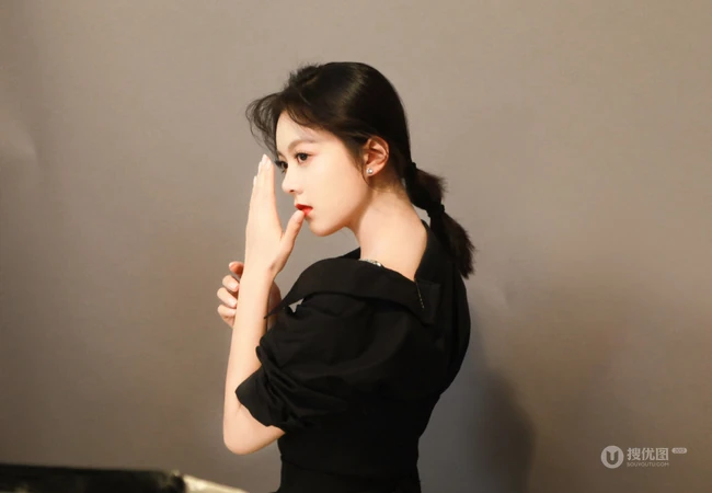 赵今麦拍摄写真现场摆弄各种气质POSS，全黑长裙，妆容精致