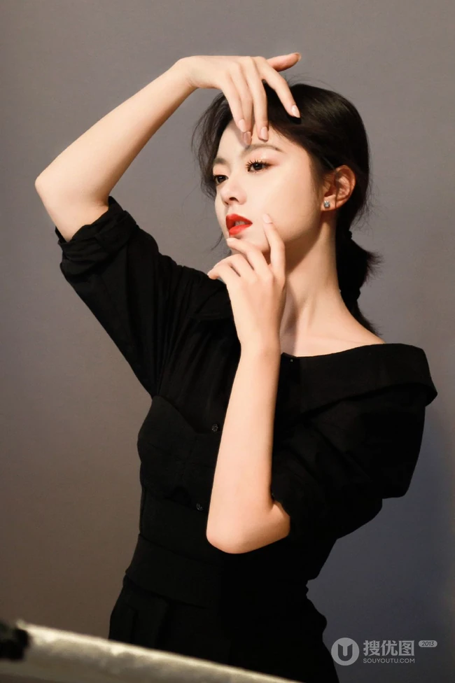 赵今麦拍摄写真现场摆弄各种气质POSS，全黑长裙，妆容精致
