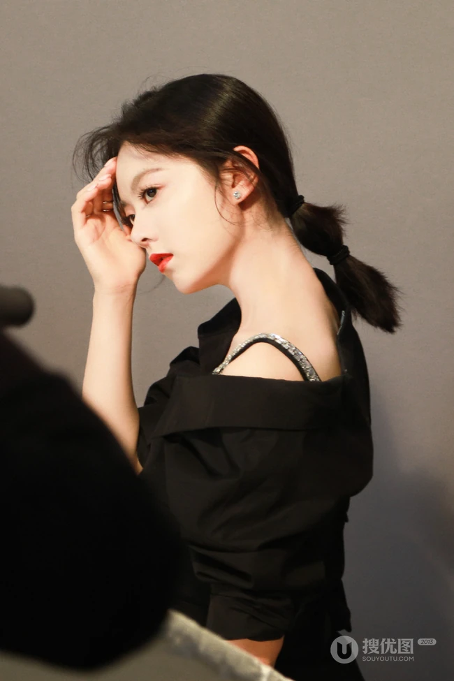 赵今麦拍摄写真现场摆弄各种气质POSS，全黑长裙，妆容精致