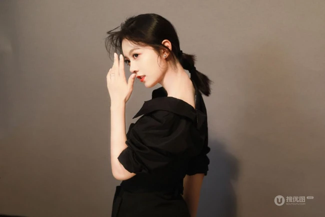 赵今麦拍摄写真现场摆弄各种气质POSS，全黑长裙，妆容精致