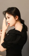 赵今麦拍摄写真现场摆弄各种气质POSS，全黑长裙，妆容精致