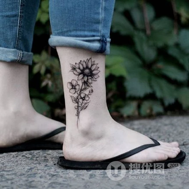 花朵，花卉纹身图案，男生脚踝处精美花朵，花卉小纹身图片欣赏 第1张