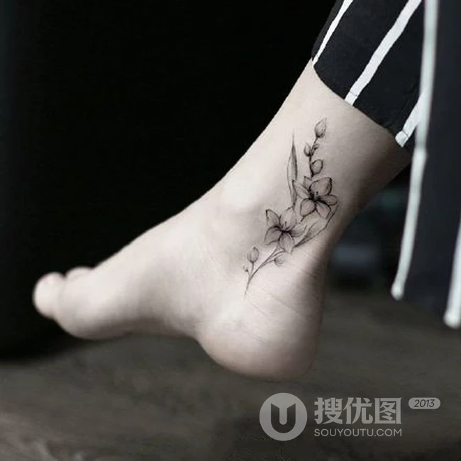 花朵，花卉纹身图案，男生脚踝处精美花朵，花卉小纹身图片欣赏 第3张