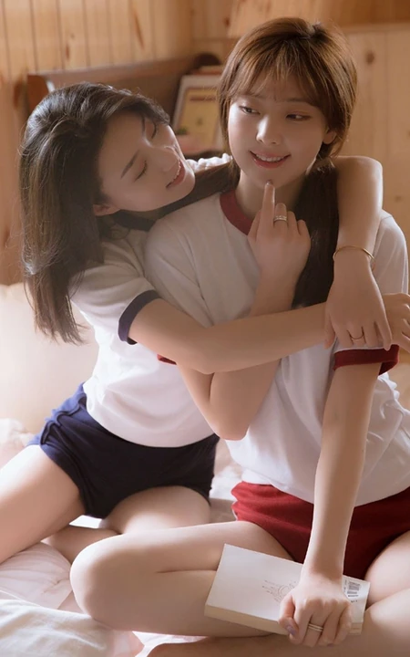 浅粉女生闺蜜亲密无间室内美图，紧身体操制服短裤线条感白皙