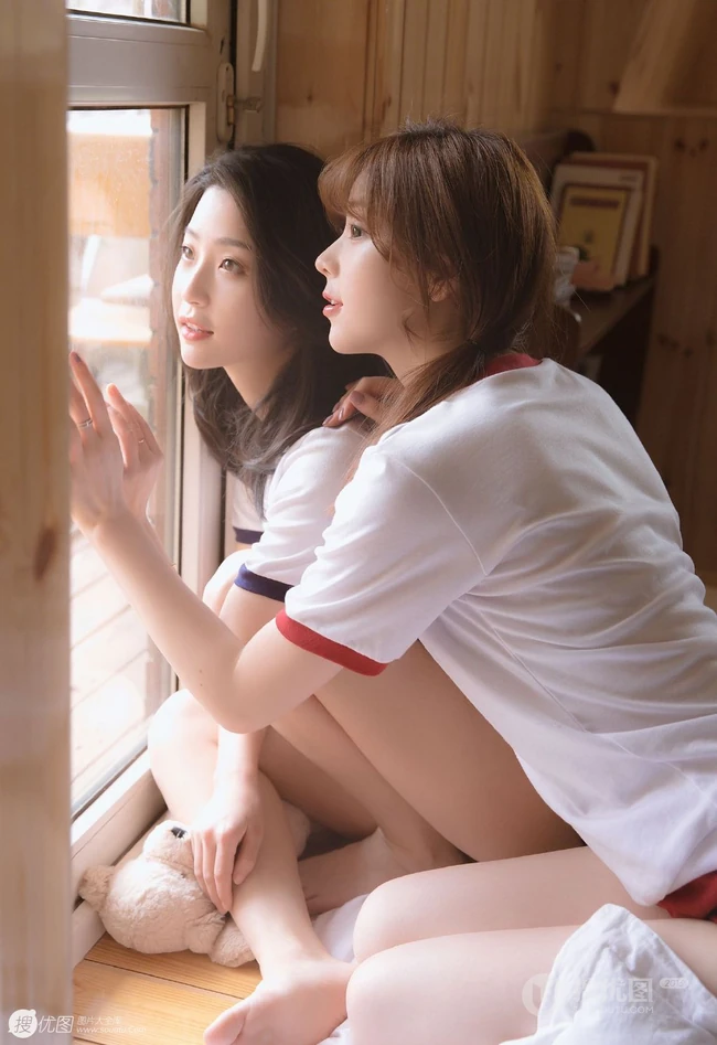 浅粉女生闺蜜亲密无间室内美图，紧身体操制服短裤线条感白皙