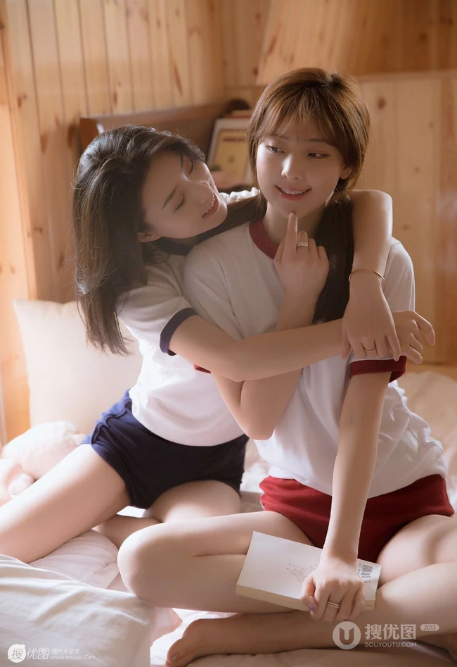 浅粉女生闺蜜亲密无间室内美图，紧身体操制服短裤线条感白皙