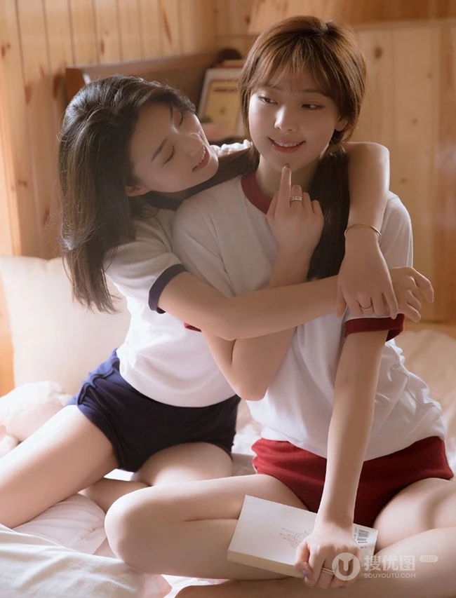 浅粉女生闺蜜亲密无间室内美图，紧身体操制服短裤线条感白皙