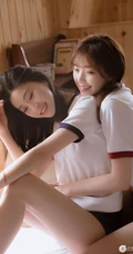 浅粉女生闺蜜亲密无间室内美图，紧身体操制服短裤线条感白皙