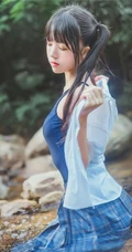 童颜浅粉妹子小女生紧身死库水小溪石头间白皙线条感好看写真图片