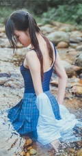 童颜浅粉妹子小女生紧身死库水小溪石头间白皙线条感好看写真图片