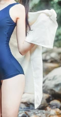 童颜浅粉妹子小女生紧身死库水小溪石头间白皙线条感好看写真图片