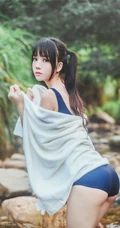 童颜浅粉妹子小女生紧身死库水小溪石头间白皙线条感好看写真图片