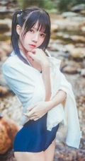童颜浅粉妹子小女生紧身死库水小溪石头间白皙线条感好看写真图片