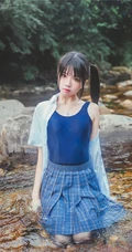 童颜浅粉妹子小女生紧身死库水小溪石头间白皙线条感好看写真图片
