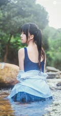 童颜浅粉妹子小女生紧身死库水小溪石头间白皙线条感好看写真图片