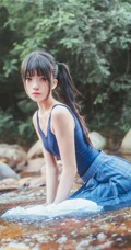 童颜浅粉妹子小女生紧身死库水小溪石头间白皙线条感好看写真图片
