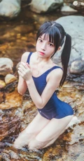 童颜浅粉妹子小女生紧身死库水小溪石头间白皙线条感好看写真图片