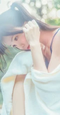 童颜浅粉妹子小女生紧身死库水小溪石头间白皙线条感好看写真图片