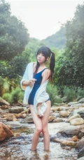 童颜浅粉妹子小女生紧身死库水小溪石头间白皙线条感好看写真图片