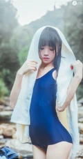 童颜浅粉妹子小女生紧身死库水小溪石头间白皙线条感好看写真图片