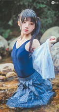 童颜浅粉妹子小女生紧身死库水小溪石头间白皙线条感好看写真图片