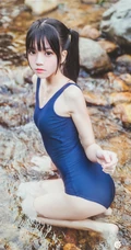 童颜浅粉妹子小女生紧身死库水小溪石头间白皙线条感好看写真图片