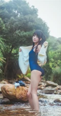 童颜浅粉妹子小女生紧身死库水小溪石头间白皙线条感好看写真图片
