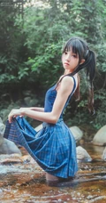 童颜浅粉妹子小女生紧身死库水小溪石头间白皙线条感好看写真图片