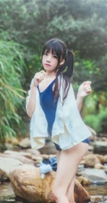 童颜浅粉妹子小女生紧身死库水小溪石头间白皙线条感好看写真图片