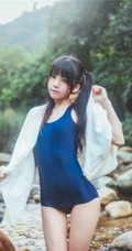 童颜浅粉妹子小女生紧身死库水小溪石头间白皙线条感好看写真图片