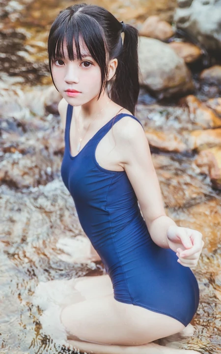 童颜浅粉妹子小女生紧身死库水小溪石头间白皙线条感好看写真图片