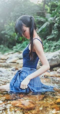 童颜浅粉妹子小女生紧身死库水小溪石头间白皙线条感好看写真图片