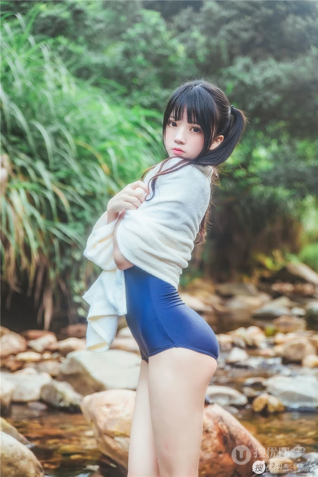 童颜浅粉妹子小女生紧身死库水小溪石头间白皙线条感好看写真图片