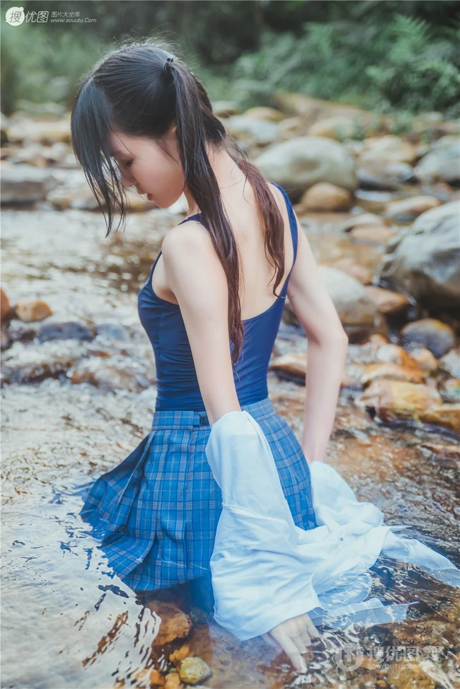童颜浅粉妹子小女生紧身死库水小溪石头间白皙线条感好看写真图片