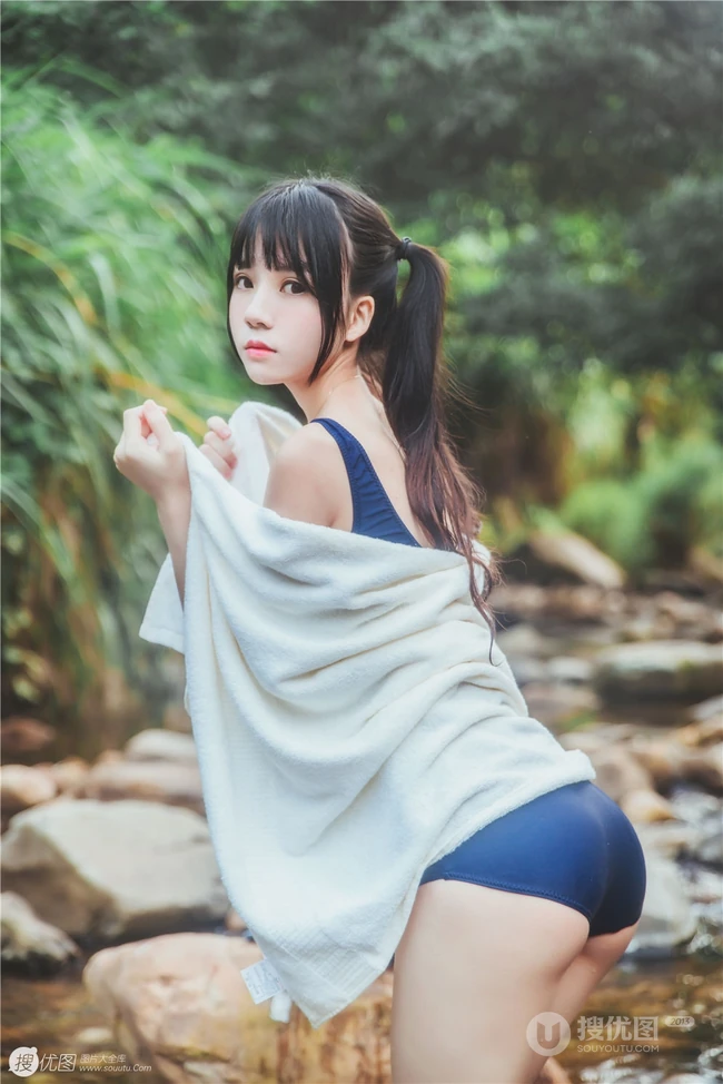 童颜浅粉妹子小女生紧身死库水小溪石头间白皙线条感好看写真图片