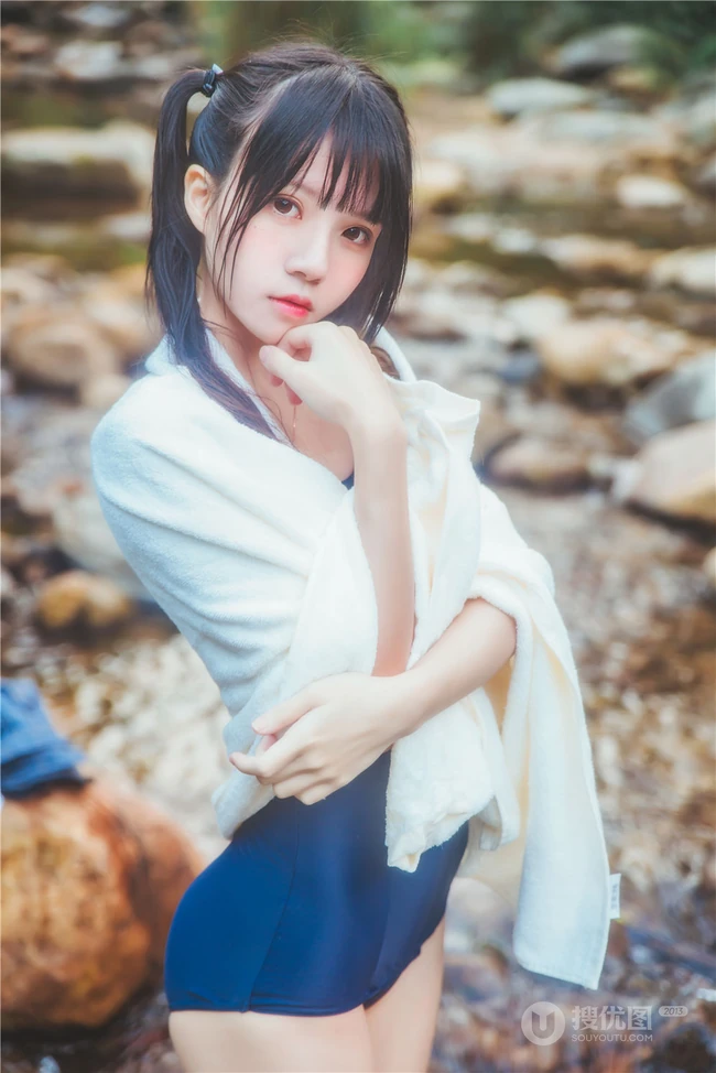 童颜浅粉妹子小女生紧身死库水小溪石头间白皙线条感好看写真图片