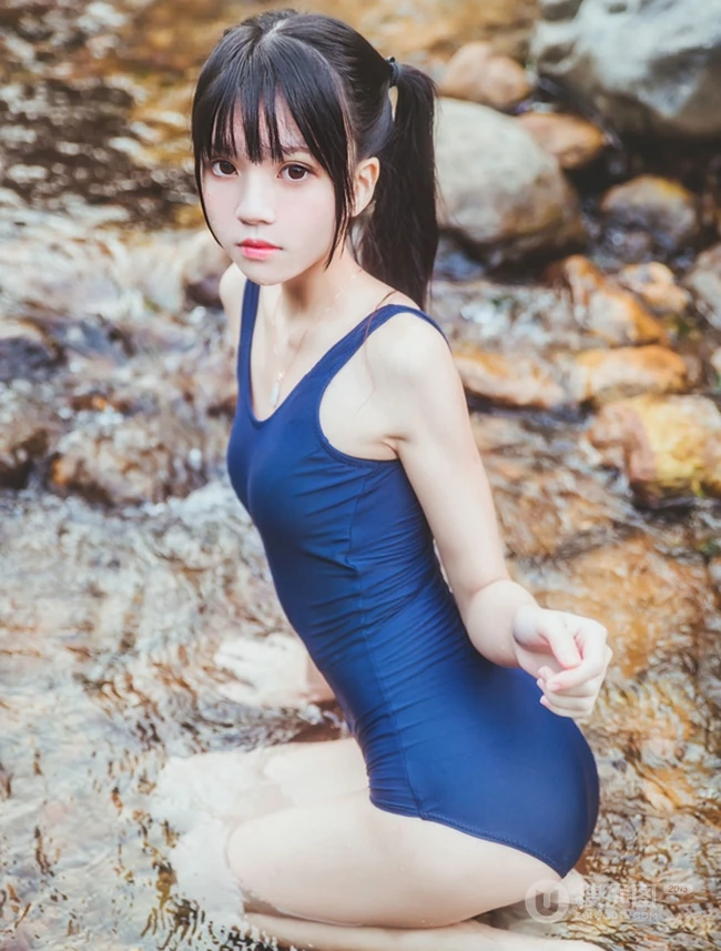 童颜浅粉妹子小女生紧身死库水小溪石头间白皙线条感好看写真图片