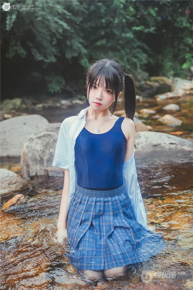 童颜浅粉妹子小女生紧身死库水小溪石头间白皙线条感好看写真图片
