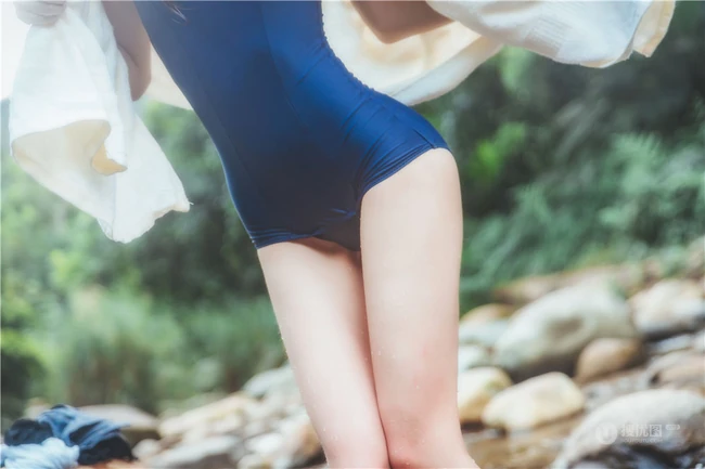 童颜浅粉妹子小女生紧身死库水小溪石头间白皙线条感好看写真图片