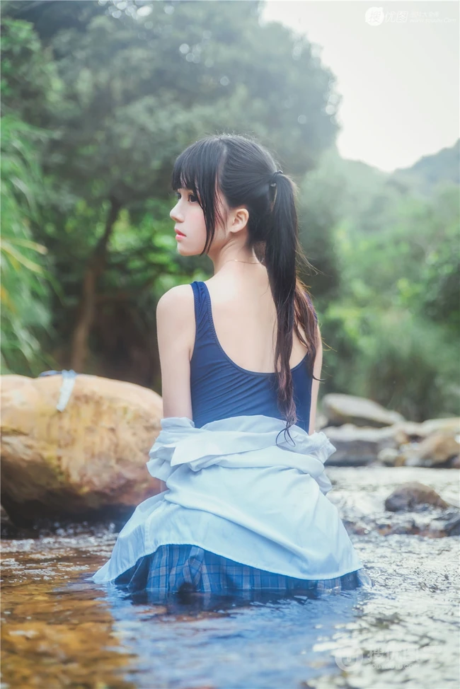 童颜浅粉妹子小女生紧身死库水小溪石头间白皙线条感好看写真图片