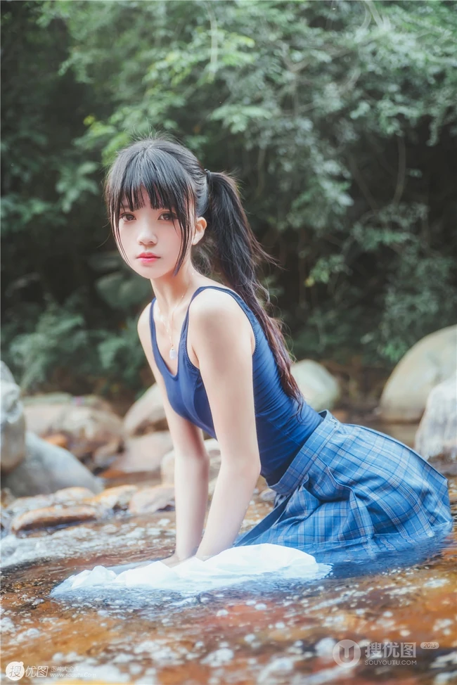 童颜浅粉妹子小女生紧身死库水小溪石头间白皙线条感好看写真图片