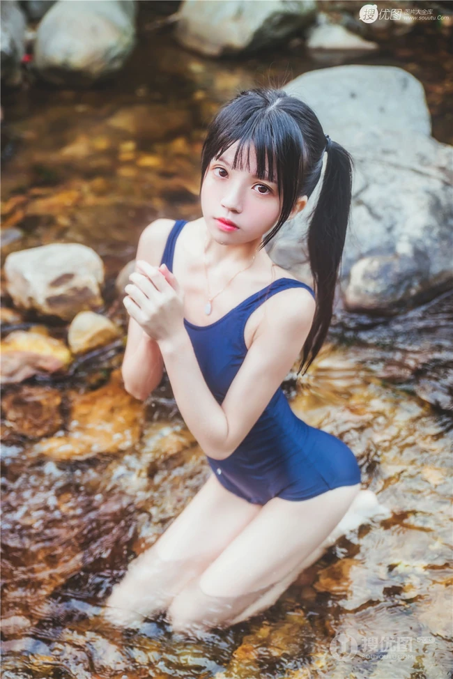 童颜浅粉妹子小女生紧身死库水小溪石头间白皙线条感好看写真图片