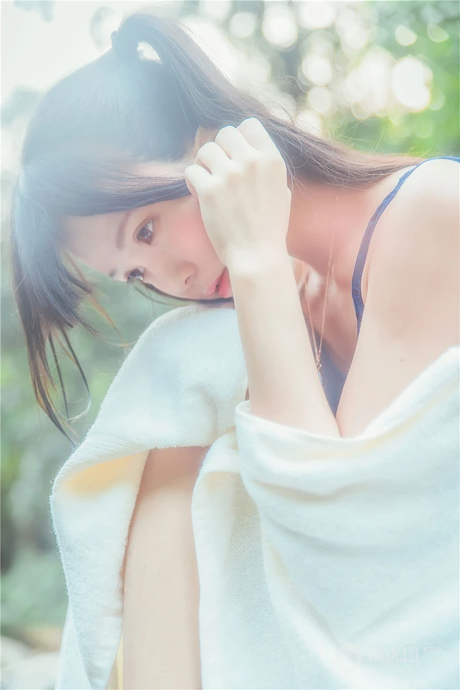 童颜浅粉妹子小女生紧身死库水小溪石头间白皙线条感好看写真图片