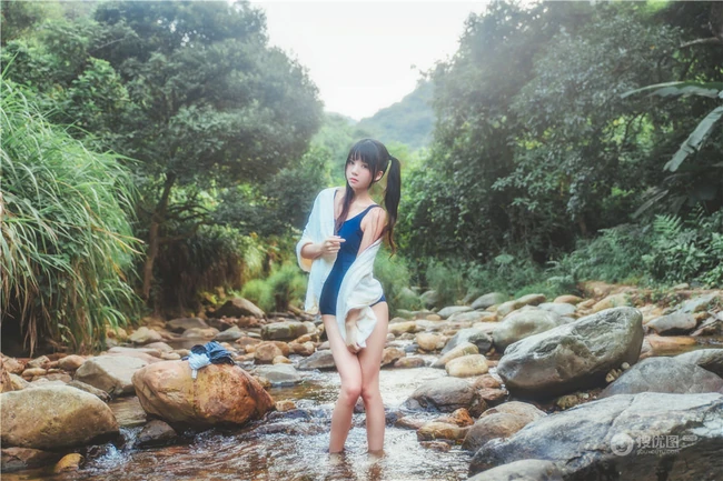 童颜浅粉妹子小女生紧身死库水小溪石头间白皙线条感好看写真图片