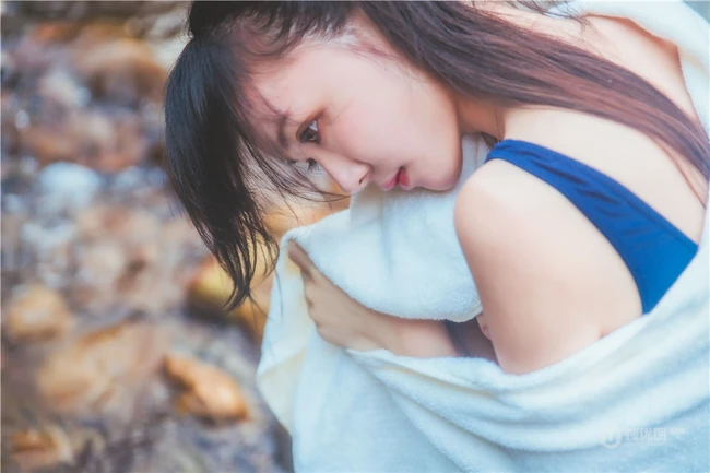 童颜浅粉妹子小女生紧身死库水小溪石头间白皙线条感好看写真图片