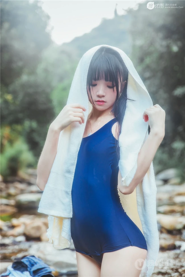 童颜浅粉妹子小女生紧身死库水小溪石头间白皙线条感好看写真图片
