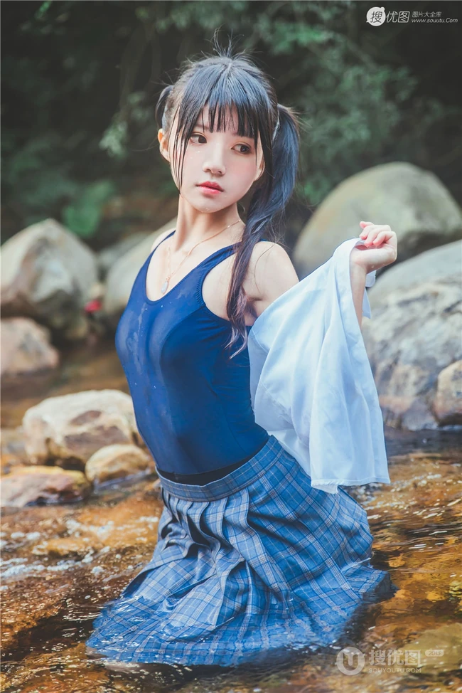 童颜浅粉妹子小女生紧身死库水小溪石头间白皙线条感好看写真图片