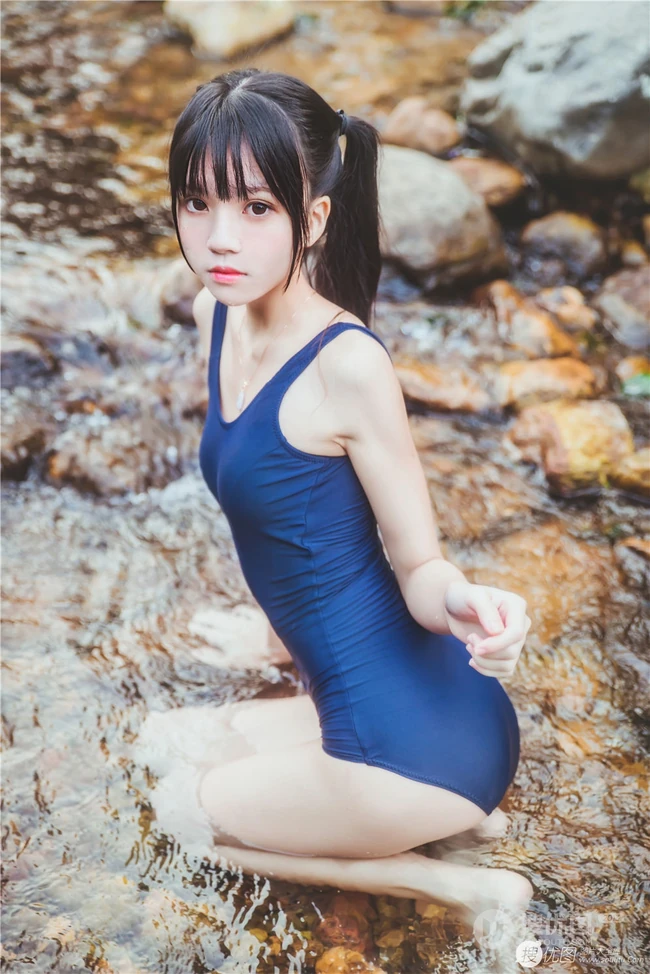 童颜浅粉妹子小女生紧身死库水小溪石头间白皙线条感好看写真图片